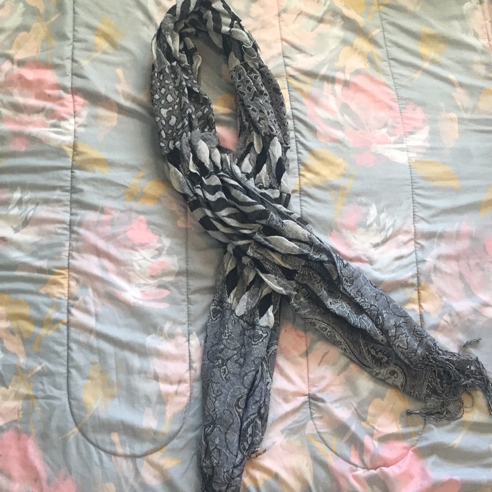 Black and white scarf